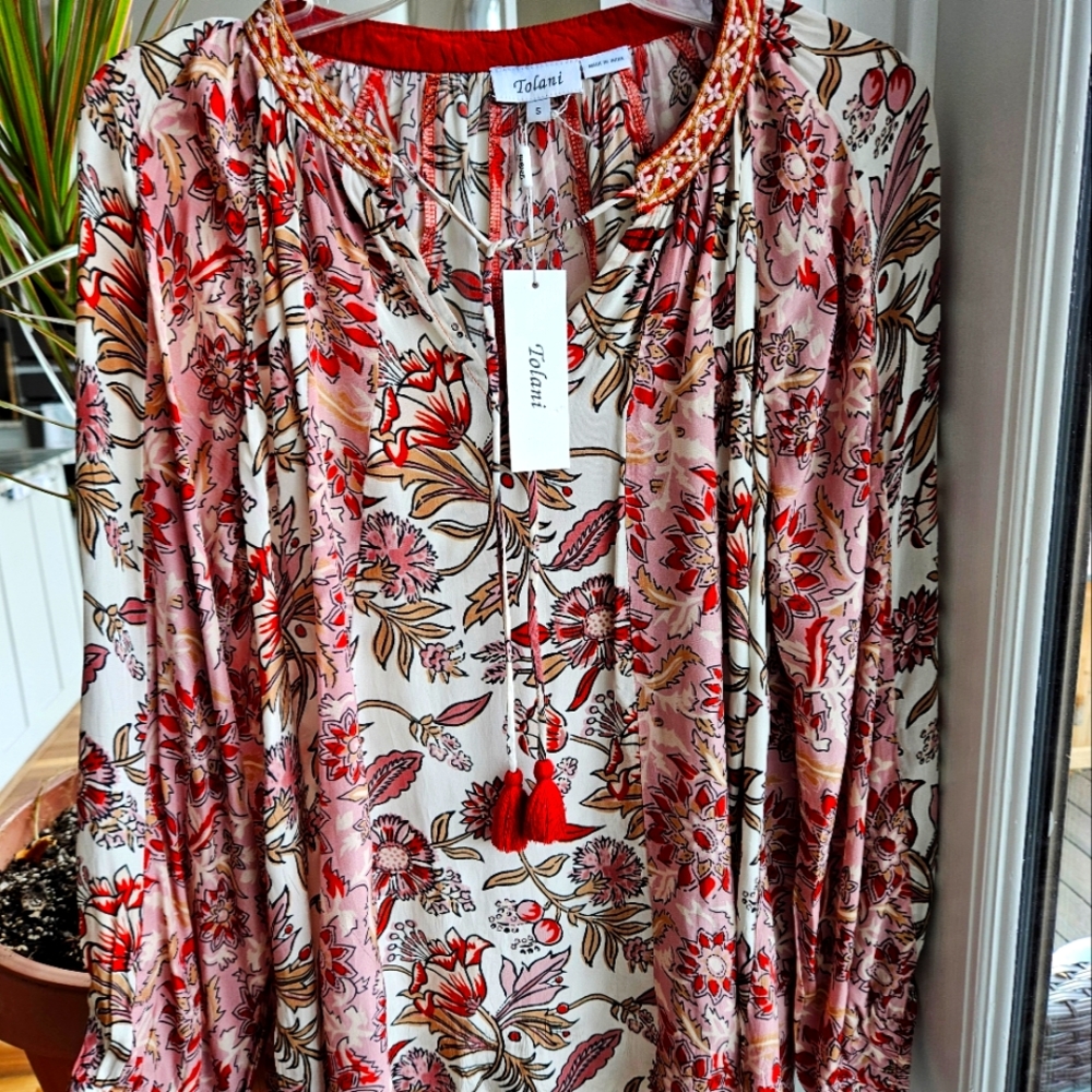 Tolani Collection tunic top New with Tags. Size small. Three quarter full sleeve